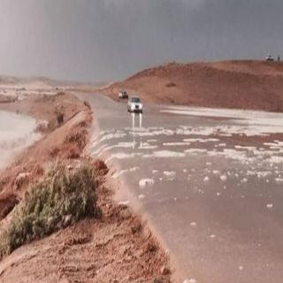 أمن الطرق يُحذر من سيول منقوله تقطع طريق #عرعر #رفحاء