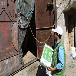 مركز الملك سلمان للإغاثة يوزع ألف كرتون تمر في عدة مديريات بمحافظة تعز
