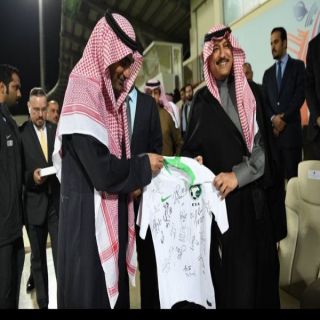 نائب رئيس الاتحاد السعودي يُهدي سفير المملكة في #الأردن قميصاً يحمل توقيع لاعبي المنتخب