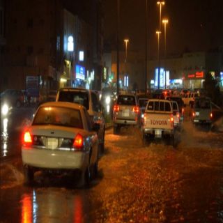 وميض البرق يحول سماء القصيم إلى نهار وأمطار متفرقة على الرياض والباحة