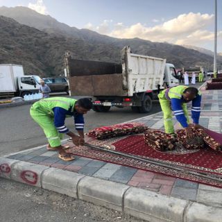 أمانة عسير تضبط أكثر من 500 قطعة فرش لأصحاب العربات المخالفة اسفل عقبة ضلع