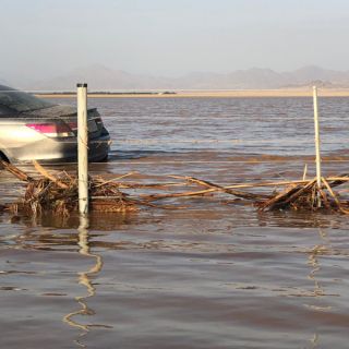 فيديو:السيول تقتحم الطريق الساحلي في الليث وأمن الطرق يُغلق الطريق