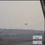 طيار مصري يهبط بعجلة واحدة بعد تعطل عجلات طائرته