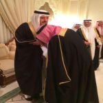 ولي ولي العهد الأمير مقرن يُقبل يد أخية أحمد بن عبد العزيز