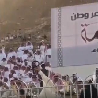 شاهد- فيديو متداول أمير عسير تفاعلاً مع قصيدة "بن صمان " يرفع عقاله