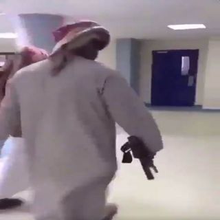 القبض على طالب ظهر في فيديو يتجول بـ "رشاش" في إحدى مدارس الأفلاج