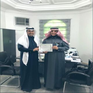 نيابة عن مدير تعليم عسير بن دعرم يكرم ال مناع بمكتب تعليم ابن هشبل