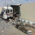 قائد شاحنة يفقد السيطرة لترتطم بسور أمن الطرق بمركز جاش