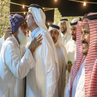 #بارق: أمين عسير يطبع قبلة على جبين مُسن اثناء تفقده قرية ساحل التراثية