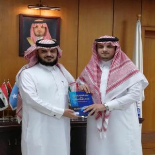 رئيس جامعة نايف العربية للعلوم الامنية يتسلم نسخه من كتاب "الحصانة الدبلوماسية " للعقيدالدكتور ال هادي