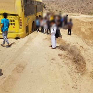 حافلة نقل مدرسي تعلق في إحدى مواقع نهل الرمال في ثلوث المنظر