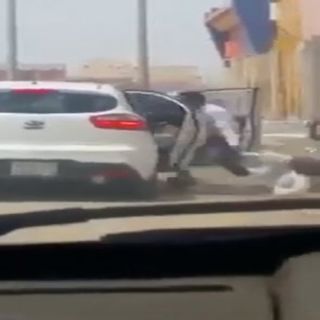 فيديو متداول سرقة شاب في #جدة وانزاله بالقوة من المركبة