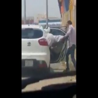 شرطة #جدة توقع بأحد مُتهمي الإعتداء على مقيم ظهر في مقطع فيديو
