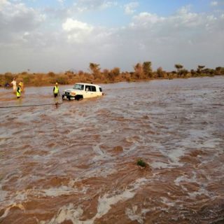 مدني عسير ينقذ قائد مركبة جرفتها السيول مساء اليوم بوادي رعيل