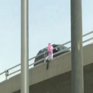 فيديو مُتداول شاب يحاول الإنتحار من أعلى جسر وسط العاصمة #الرياض