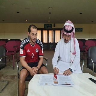 #النماص :عارف جمعان يوقع عقد انضمام نجم المنتخب المصري لنادي السروات
