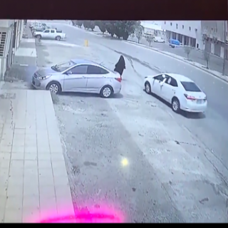 شرطة الرياض توقع بقائد مركبة ظهر في مقطع فيديو اثناء سرقة حقيبة إمرأة