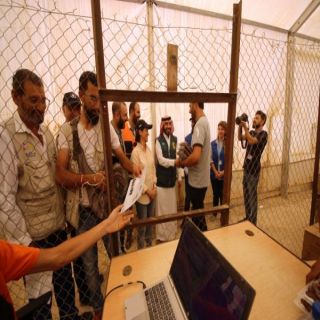 مركز الملك سلمان يشرف على  توزيع التمور في مخيم الزعتري