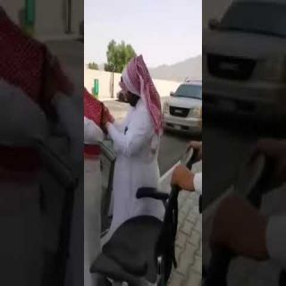 شاهد - مُدير بنك في بارق يُساعد مُسن في ركوب مركبته