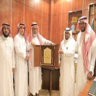 شاهد- منسوبي بلدية بارق واعضاء بلدي المُحافظة يحتفون بترقية "البارقي"