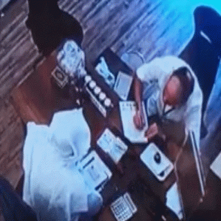 شرطة #الرياض تقبض على مٌقيم ظهر في مقطع فيديو ينتحل صفة مندوب مبيعات