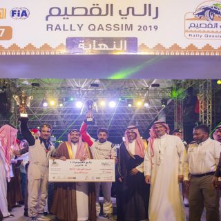 أمير القصيم يتوج الفائزين الأوائل بألقاب الفئات المشاركة في رالي القصيم