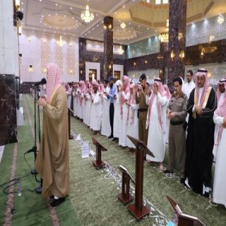 وكيل محافظ #محايل المكلف يتقدم المصلين في صلاة الاستسقاء