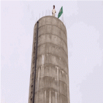 شاب يصعد إلى اعلا برج للمياة بالقريات مهددً بالإنتحار 