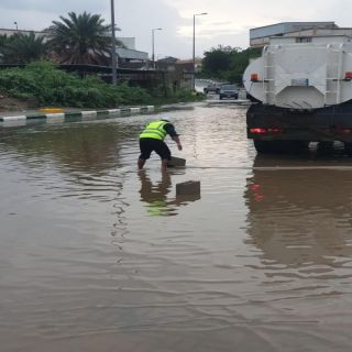 بلدية #بارق تنزح ٨٣ طن تجمعات مياه الأمطار