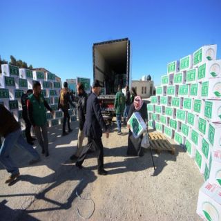 مركز الملك سلمان للإغاثة يوزع 852 سلة غذائية على السوريين في المفرق