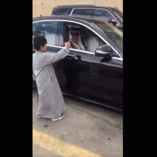 فيديو سمو أمير الباحة يتوقف لشراء شاي من أحد الباعة على الطريق