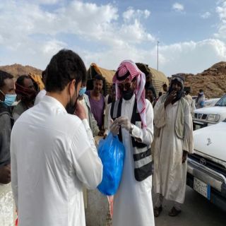 بمتابعة محافظ #أحد_رفيدة: التنمية الاجتماعية توزع 10 آلاف كمام وقفّاز