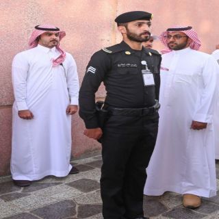 الأمير تركي بن طلال يُكرّم رجل أمن من الدوريات الأمنية بعسير٠