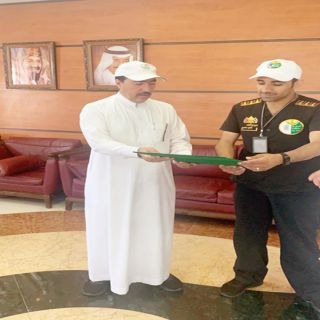 ماذا فعل المراقب الصحي يحيى عوضه ليُكرمه أمين عسير؟