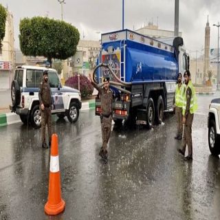 رجال الأمن في #عسير يُطبقون تعليمات منع التجول تحت زخات المطر