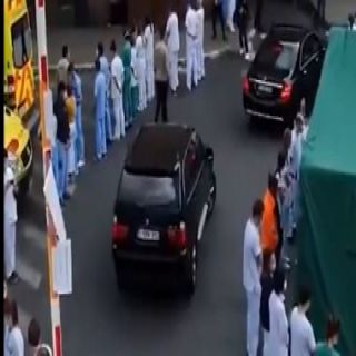 طاقم طبي يُدير ظهرة لسيارة صوفيا ويليامز رئيس وزراء بلجيكا