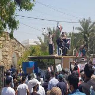 محتجون يقتحمون مكتب قناة MBC في بغداد