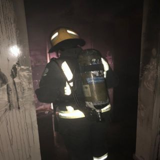 مدني عرعر يُنقذ امرأة و4 أطفال وعاملة منزلية من حريق شقة سكنية بحي النسيم