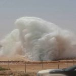 الرياض - فديو . انفجار خط للمياة على طريق الدما الرياض