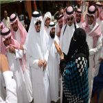 عسير- بائعة سعودية تهدي أمير عسير خنجراً