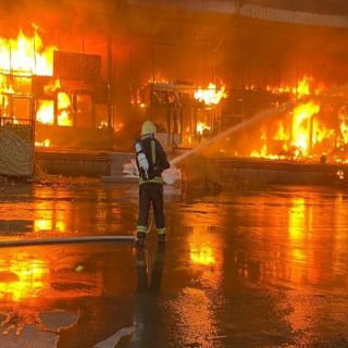 بالصور- حريق يلتهم 42 محلا في سوق الخضار بــ #سكاكا
