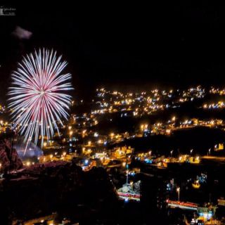 سماء #تنومة تتزين بالألعاب النارية إحتفالاً بصيف عسير
