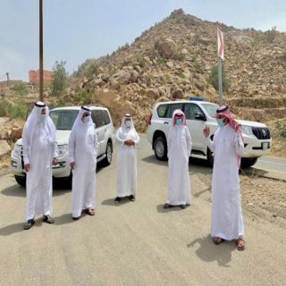 بالصور "الشهري" ورئيس بلدية بارق يقفان على وعورة طريق قرية غار عظم بجبل بركوك