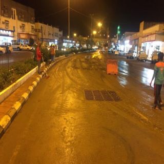 شاهد - بلدية #المجاردة تنزح تجمعات الأمطار وسط المُحافظة
