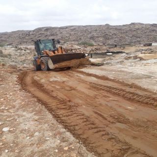 #بلدية_بارق تعيد فتح الطرق المتضررة جراء الأمطار والسيول