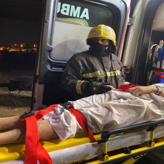 مدني #عسير يُنقذ شخص سقط من علو كُبري في #أبها