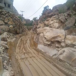 بالصور - #بلدية_بارق تُعيد فتح الطرق المتضررة جراء السيول بجبل بركوك