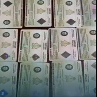 شرطة الرياض توقع بشخص و4 وافدين امتهنوا تزوير رخص الإقامات وبيعها
