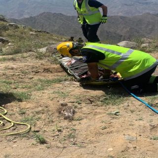الدفاع المدني يُنقذ شخصين أحدهما سقط بمنحدر جبلي شرق أبها