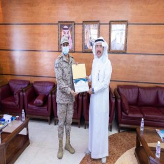 مجموعة الدفاع الجوي الرابعة تكرم أمين منطقة عسير